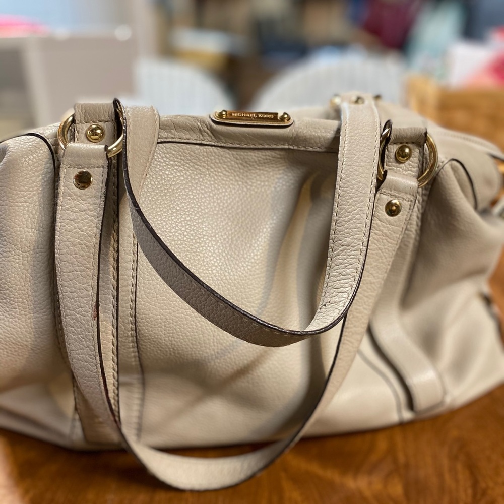 Elegant Michael Kors Leather Bag